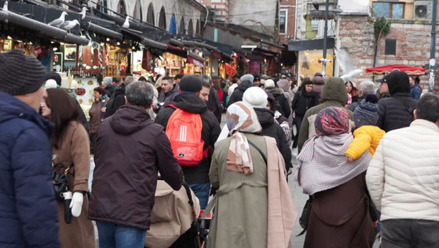 Yeni yıla bir gün kala Eminönü'nde alışveriş yoğunluğu