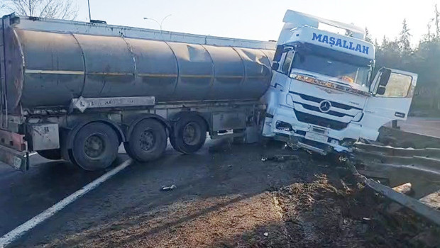 2 TIR ile 1 otomobil çarpıştı: 2 ölü