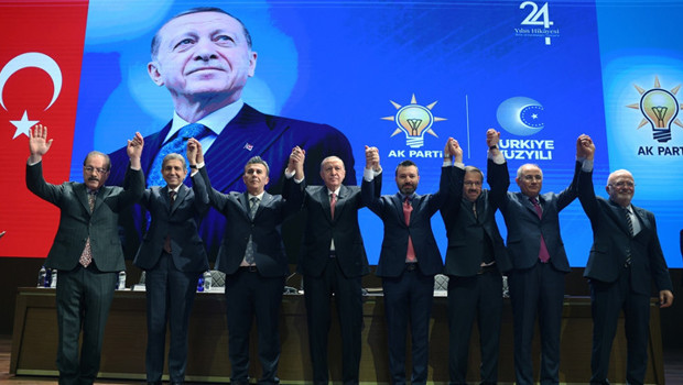 4 belediye başkanı AK Parti'ye katıldı! Rozetlerini Cumhurbaşkanı Erdoğan taktı
