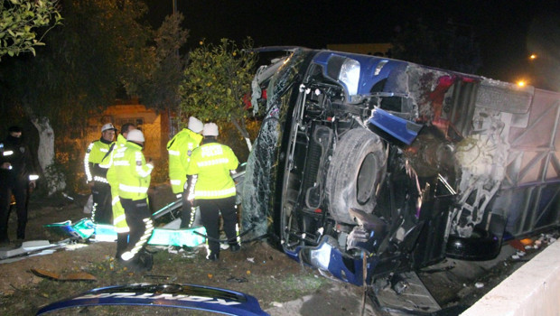 Adana’da yolcu otobüsü devrildi! Yaralılar var