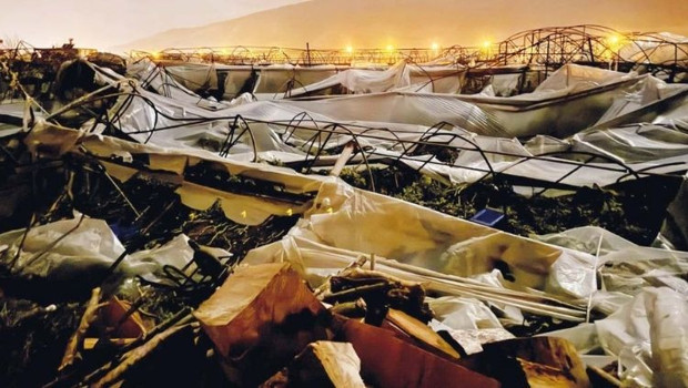 Antalya’yı hortum vurdu… Seralar yıkıldı çatılar uçtu tekneler devrildi