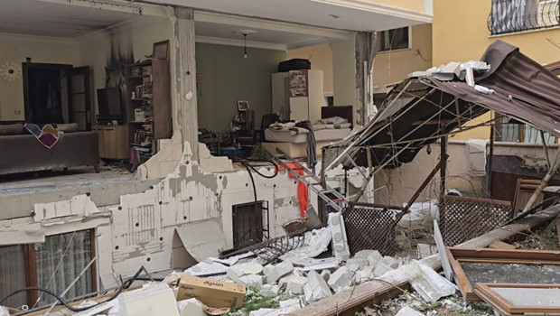 Ataşehir'de 3 katlı binada doğal gaz patlaması! Ortalık savaş alanına döndü...