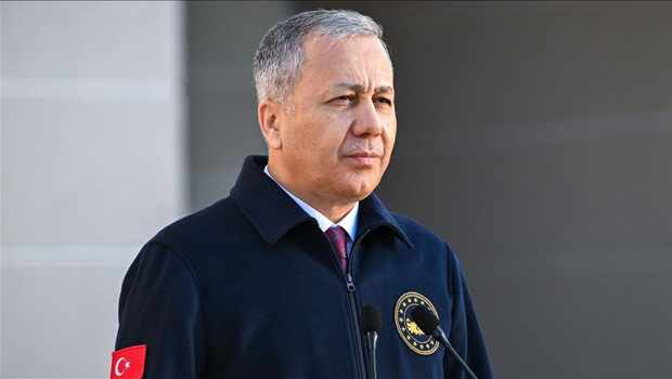 Bakan Yerlikaya duyurdu: Kafa atarak araç camını kıran maganda yakalandı