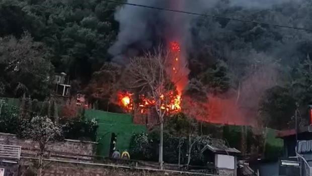 Beşiktaş'ta restoranın müştemilatı alev alev yandı