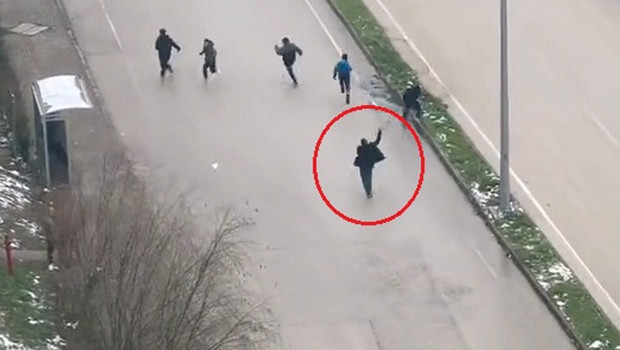 Bursa'da otobüs şoförü kar topu atan çocukları sopayla kovaladı! O anlar kamerada