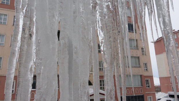 Dondurucu soğuklar etkili oluyor! Buz sarkıtlarının boyu 5 metreyi aştı... Valilik'ten uyarı: Çatı ve saçak altında durmayın
