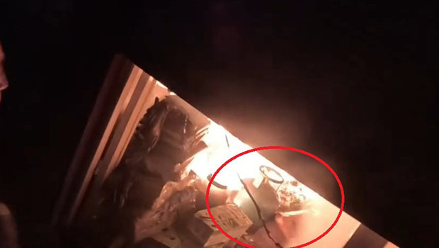 Felakete yol açabilirdi: İtfaiye eri alevlerin arasına dalıp içeriden çıkardı