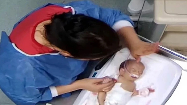 Görüntüler infial yarattı! 5 günlük bebeğe şiddet uygulayan hemşire için tutuklama kararı