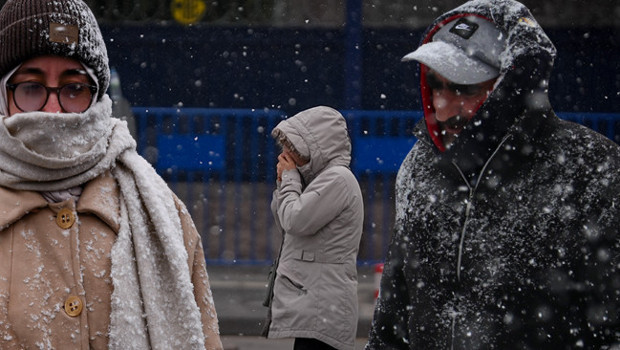 İstanbul'a yeniden kar geliyor! Tarih verildi: Hava sıcaklıkları değişiyor... Meteoroloji'den kuvvetli yağış ve fırtına uyarısı: 8 ilde alarm!