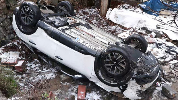 İstanbul'da otomobil yokuş aşağı kayıp bahçeye uçtu: 3 yaralı