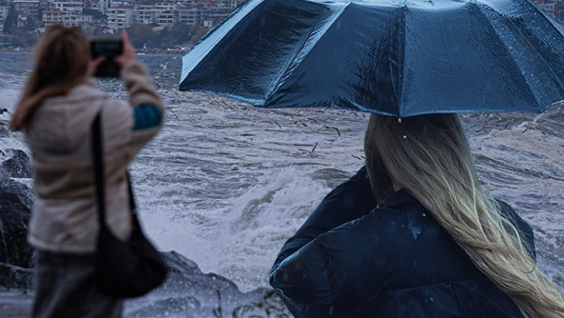 İstanbul dahil 24 ilde alarm! Kuvvetli fırtına geliyor: 3 bölgede sağanak yağış etkili olacak | Hava sıcaklığı bir anda değişecek: Meteoroloji il il uyardı