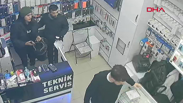 İstanbul'daki ünlü pasajda silahlı çatışma: İş yerine sığındılar