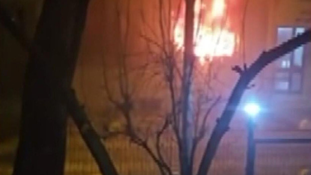 Kadıköy'de 4 katlı binada yangın: 1'i ağır 8 yaralı