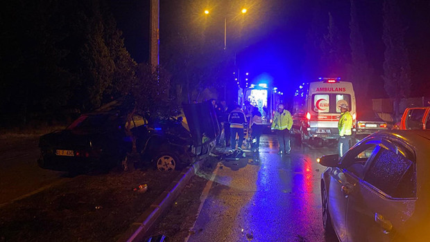 Kazada ikiye bölünen otomobilden mucize kurtuluş