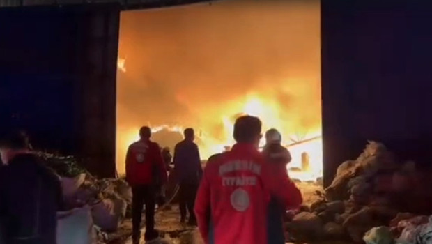 Mersin'de geri dönüşüm tesisinde yangın