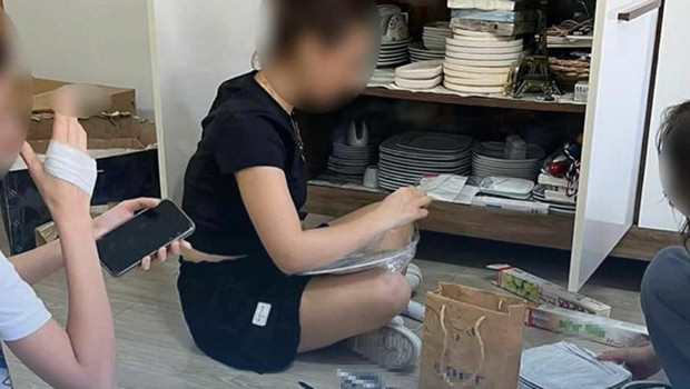 Öğretmenden ders saatinde skandal! Evdeki fotoğraflara tepki yağmıştı: Velilerin şikayeti ile soruşturma başlatıldı