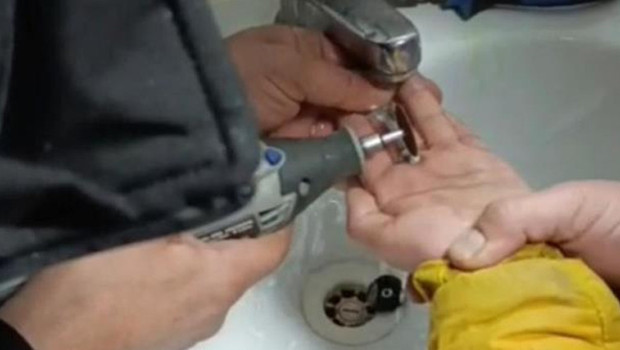 Parmağı metal paraya sıkışan çocuğu itfaiye kurtardı