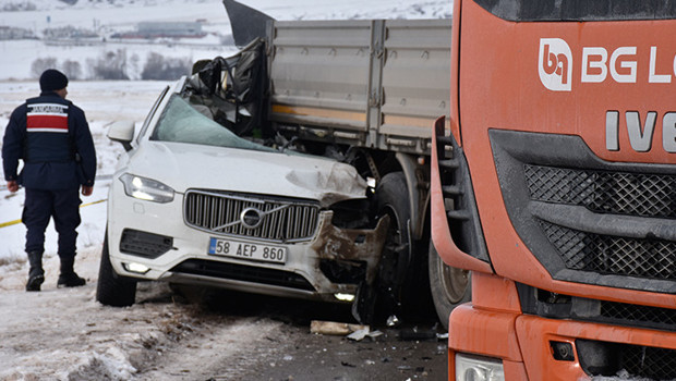 Sivas'ta feci kaza: 1 kişi öldü, 2 kişi yaralandı