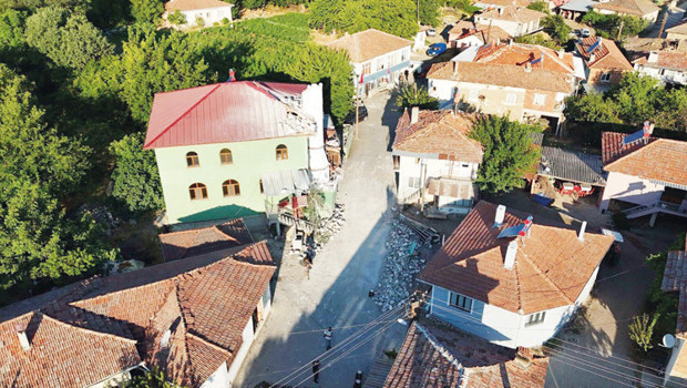 Sındırgı yine beşik gibi: Art arda depremler ne anlama geliyor