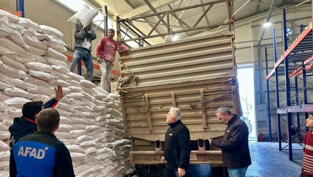 Sınır ötesine 11 insani yardım tırı