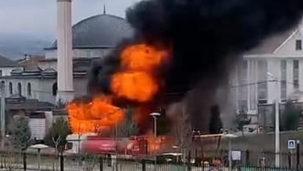 Sünger yüklü TIR’daki yangın, yanındaki mobilya yüklü dorseye sıçradı