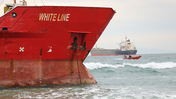 Tekirdağ'da yük gemisi karaya oturmuştu: Kurtarılması için çalışmalar sürüyor