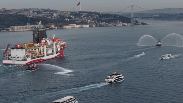 Yıldırım Sondaj Gemisi İstanbul Boğazı'ndan geçti