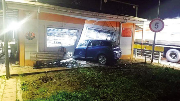 Yoldan çıktı ok gibi saplandı