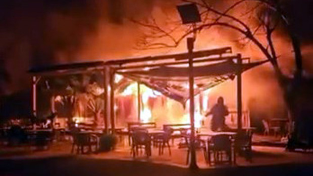 Avcılar'da parkın içindeki kafe alev alev yandı