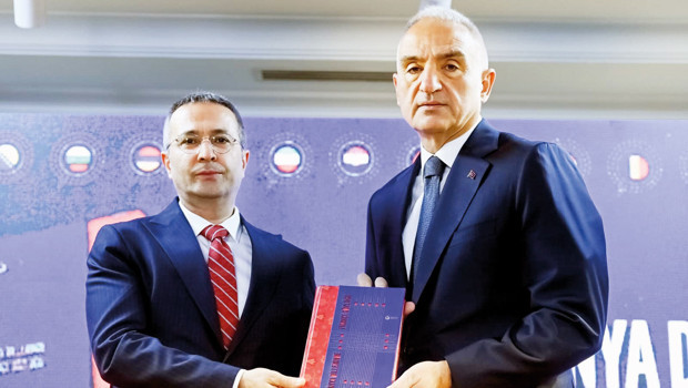 Bakan Ersoy tanıttı: ‘Dünya Dillerinde Türkçe sözlüğü’