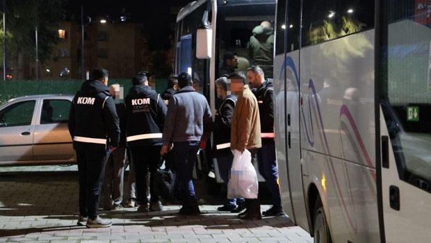 Buca Belediyesi'ne operasyonda 26 şüpheli adliyede