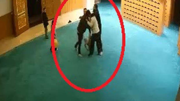 Camide bir garip olay: Ayakkabısını bulamayınca görevlilere saldırdı