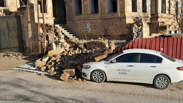 Evin duvarı otomobilin üzerine devrildi