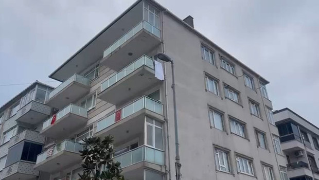 Küçükçekmece'de 5 katlı binada kayma meydana geldi: Bina tahliye edildi