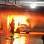 Otomobil otoparkta alev aldı