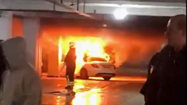 Otomobil otoparkta alev aldı