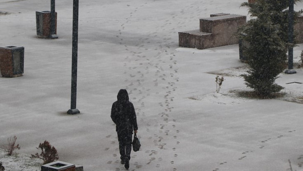 Van'da beyaz esaret! 141 yerleşim yerine ulaşım durdu, bir ilçede okullar tatil edildi