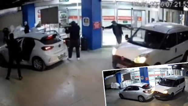 24 milyon TL’yi bir dakikada çaldılar: Kaçarken panik olup araçları ile birbirlerine çarptılar