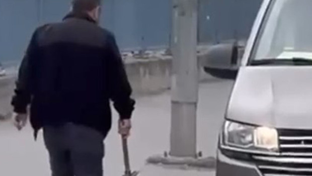 Çekiçle saldıracaktı: Sürücüye yaklaşınca 'geri vites' yaptı