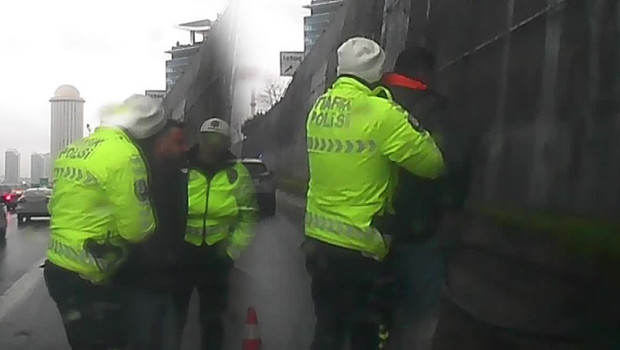 Emniyet şeridinde şoke eden anlar: Polisler anında müdahale etti | 'Verilmiş sadakamız varmış'