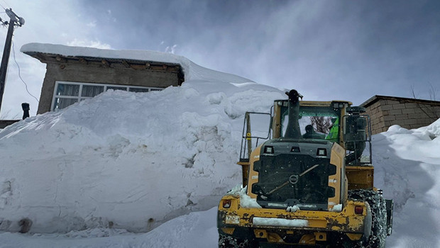 Nisan ayı geldi ama kış bitmiyor! Evler kara gömüldü, yükseklik 2 metreyi aştı