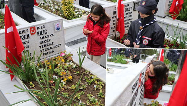 Samsun'da yürekleri sızlatan an: Hiç görmediği şehit dayısının fotoğrafını öpüp, defalarca okşadı