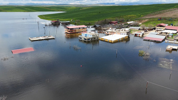 Ambar Barajı’nın kapakları açıldı, boşaltılan 10 ev su altında kaldı