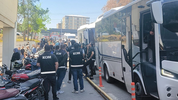 Aralarında eski başkan da var! Belediyeye yönelik operasyonda 46 şüpheli adliyeye sevk edildi