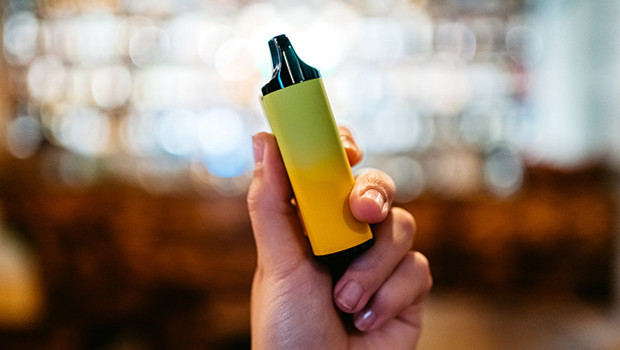 “Elektronik sigara, klasik sigaraya kıyasla daha düşük risk taşıyabilir”