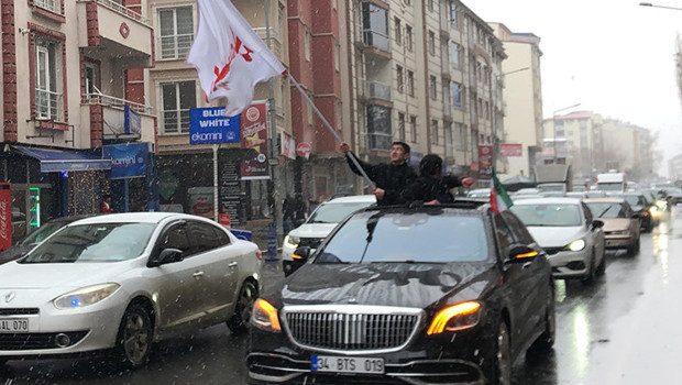 İran'a destek için konvoy oluşturup kentte tur attılar