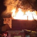 İstanbul'da 3 katlı binanın çatısı alev alev yandı! 2 kişi dumandan etkilendi