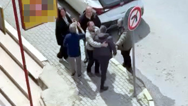 Ters yönden girdi, tartışma çıkardı, araya giren mahalle sakininin üzerine yürüdü