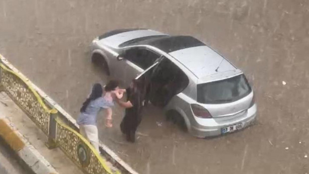 Edirne'de sağanak ve dolu yağışı! Yollar göle döndü: Çok sayıda araç mahsur kaldı